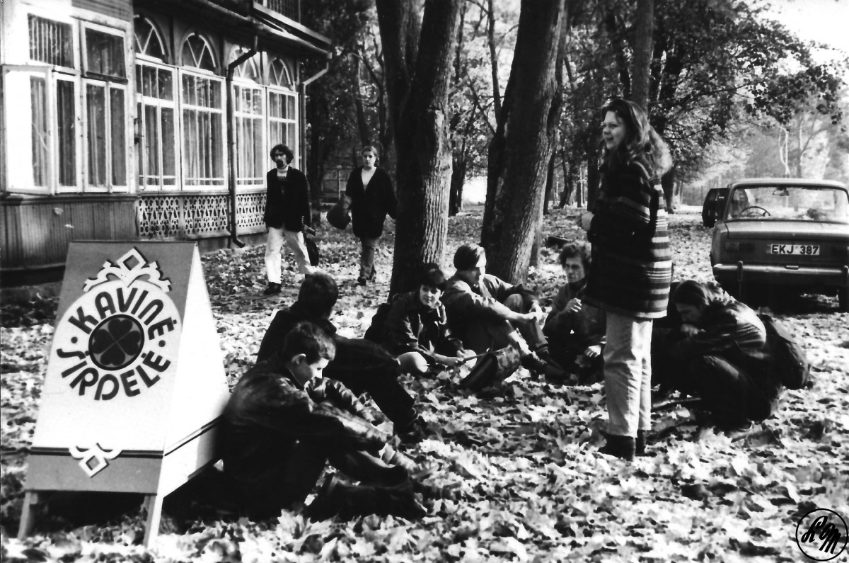 Prie kavinės „Širdelė“ Druskininkuose. Džojos Barysaitės nuotrauka iš „Literatūra ir menas“ archyvo